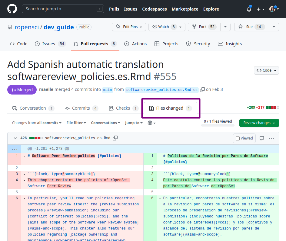 Captura de pantalla de la interfaz de GitHub mostrando los detalles de un pull request y la solapa "Files Changed", la cual muestra el texto original en inglés a la izquierda y el texto traducido al español a la derecha.
