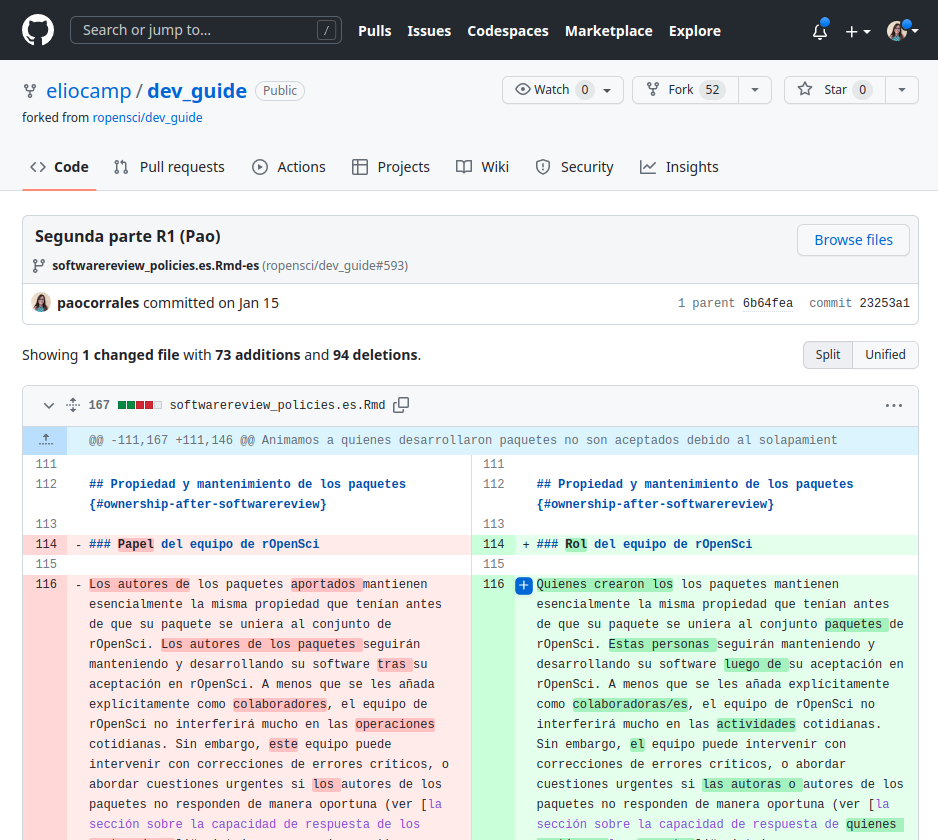 Captura de pantalla de la interfaz de GitHub mostrando los detalles de un commit, con un texto en español traducido automáticamente a la izquierda y el texto revisado a la derecha.
